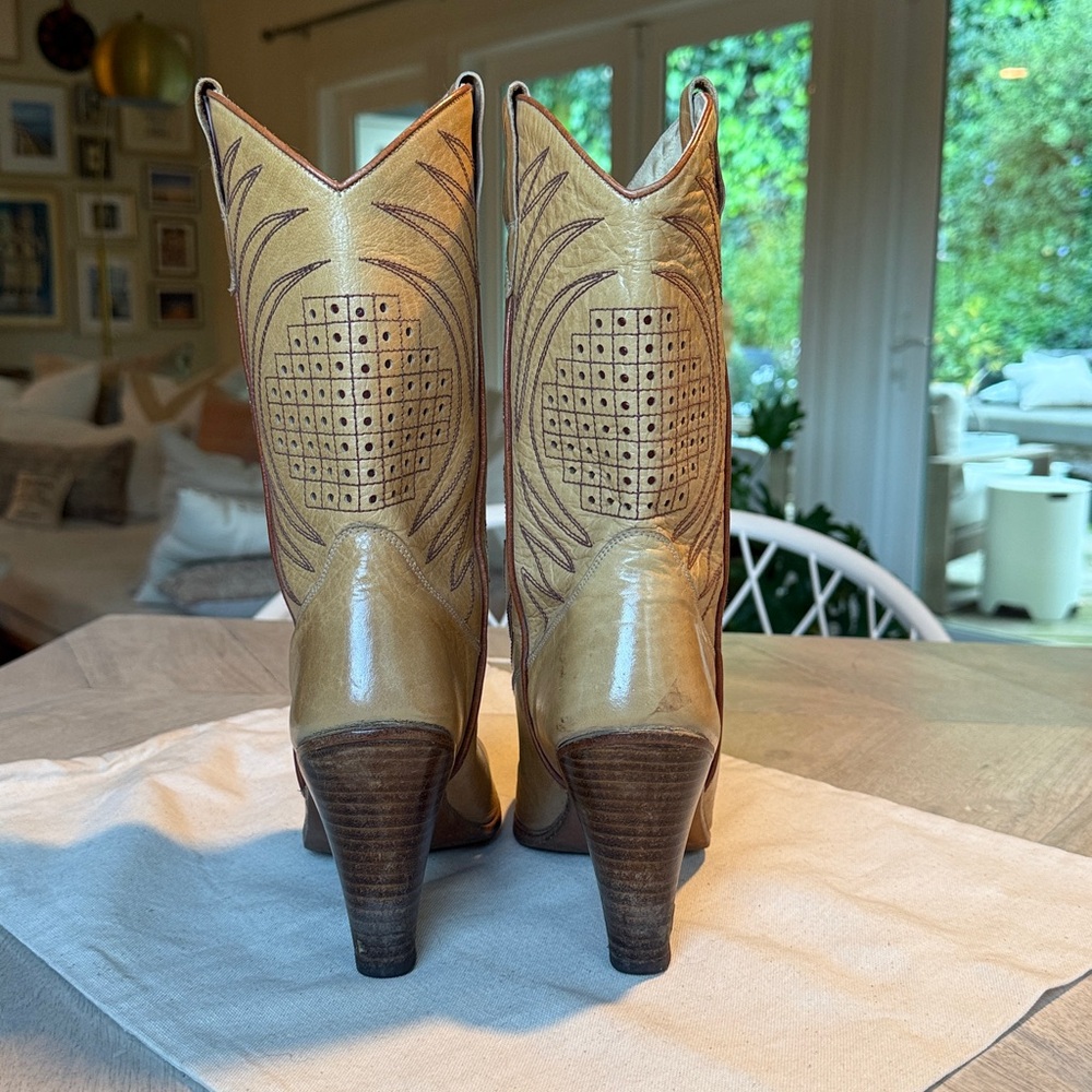 VINTAGE Western Style Camel Leather Cowboy / Cowgirl Boots Brown Stitching sz 8 - Picture 4 of 11